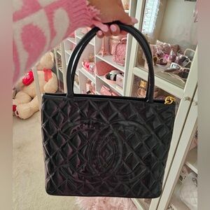 ✨💯Authentic CHANEL Medallion
Shoulder Tote Bag✨